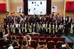 Karabük Üniversitesi Lisansüstü Eğitim Enstitüsünde 948 Mezun Diplomasını Aldı