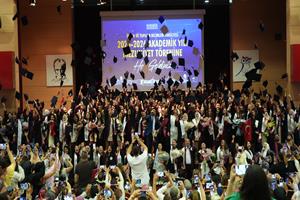 Karabük Üniversitesinde İnsan ve Toplum Bilimleri Fakültesi Mezuniyet Coşkusu