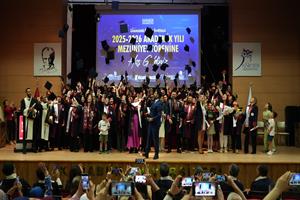 Karabük Üniversitesi Lisansüstü Eğitim Enstitüsü Mezunlarını Törenle Uğurladı