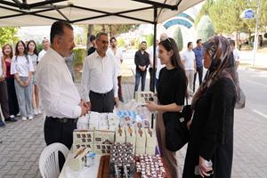 Rektör Kırışık Kayıt Yaptırmaya Gelen Öğrencilerle Buluştu, Kandil Simidi İkram Etti