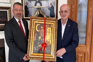 Rektör Kırışık, Eski TBMM Başkanı Kahraman’a 15 Temmuz Temalı Tablo Takdim Etti